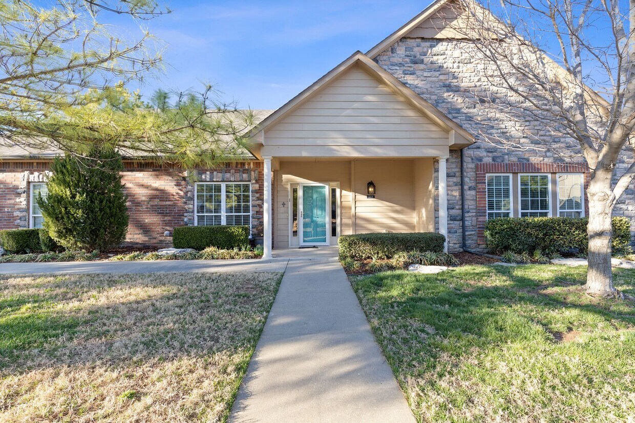 Foto principal - Luxury Living in a Gated Community