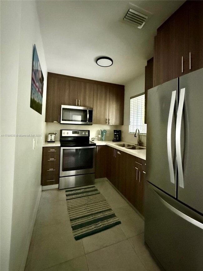 Building Photo - 842 SW 14th Ave
