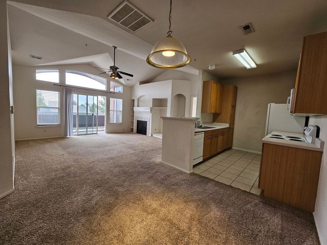 Awesome Aurora Top Floor 2 Bed 2 Bath Cond... - Awesome Aurora Top Floor 2 Bed 2 Bath Cond...