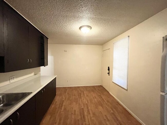 Building Photo - 560 S 600 E