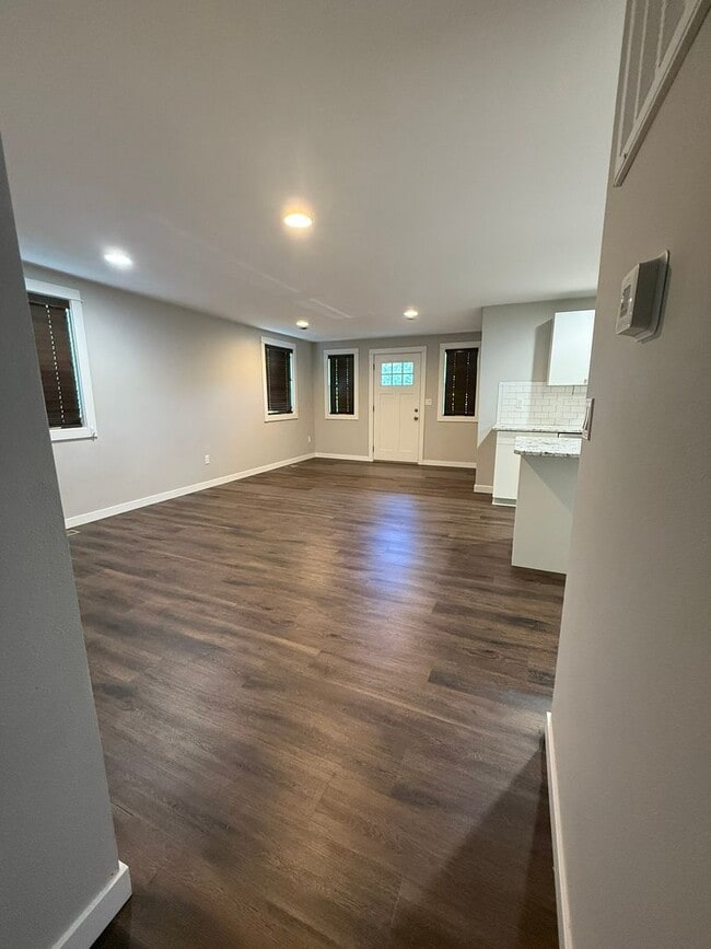 Building Photo - Beautifully renovated Pet Friendly Two Bed...