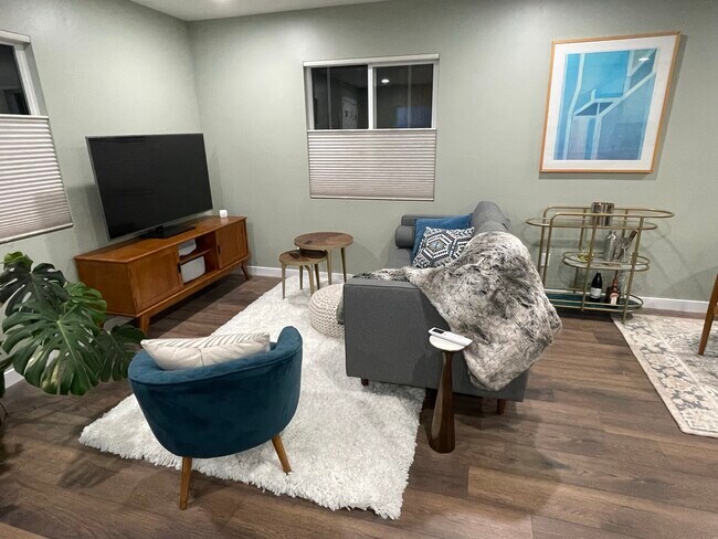 El diseño abierto incluye espacio para una zona de estar. - 1755 Mission Cliff Dr