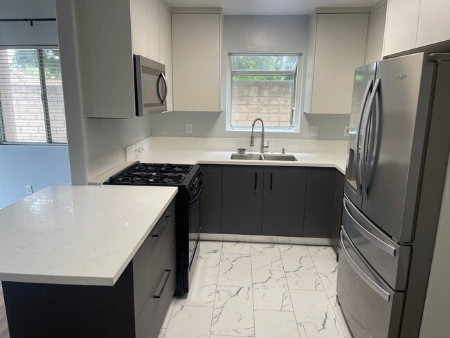 Foto del edificio - Updated Two Story Townhome w/ Two Car Garage