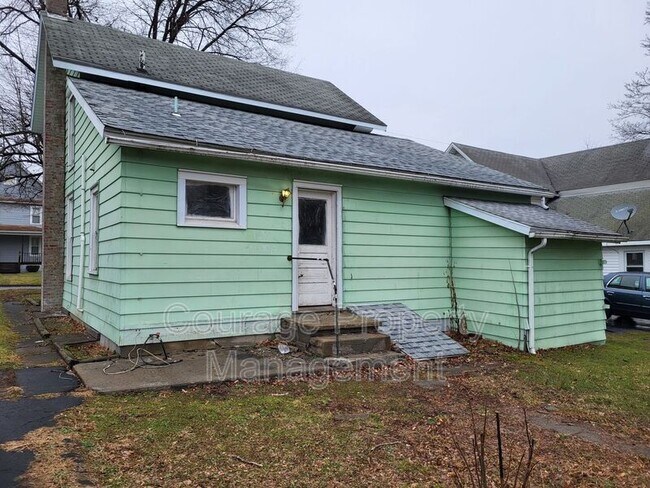 Building Photo - 215 Bloomer Ave