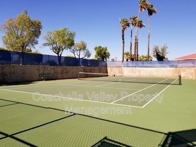 Foto del edificio - 701 Los Felices Cir W