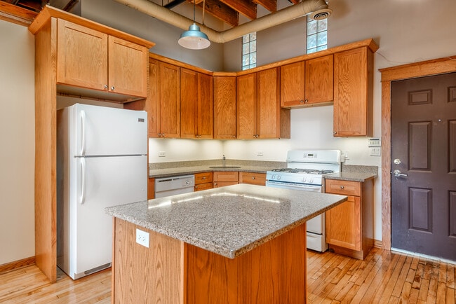 Building Photo - 3656 N Lincoln Ave