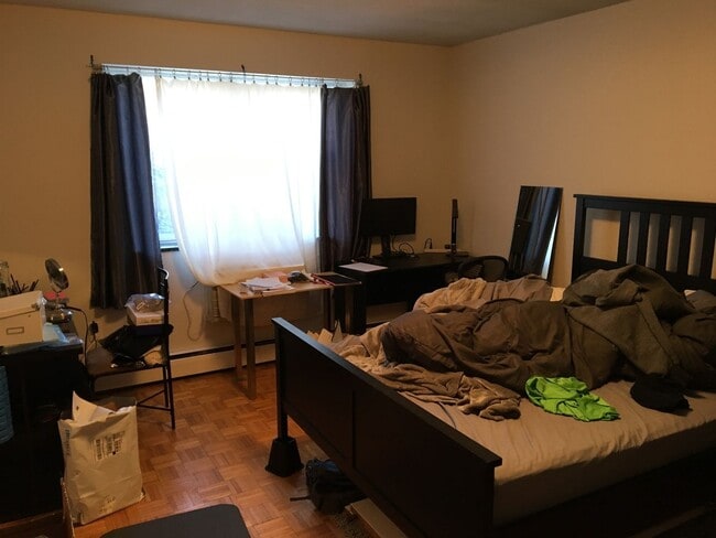 Building Photo - Large 2 bed unit located near Central Squa...