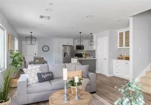 Sala de estar/gran sala mirando hacia la cocina - 3219 W 190th St