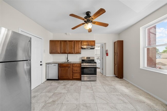 Building Photo - 402 Jericho Tpke