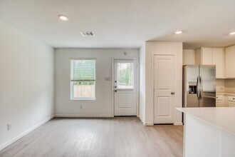 Building Photo - 2300 Plantation Dr