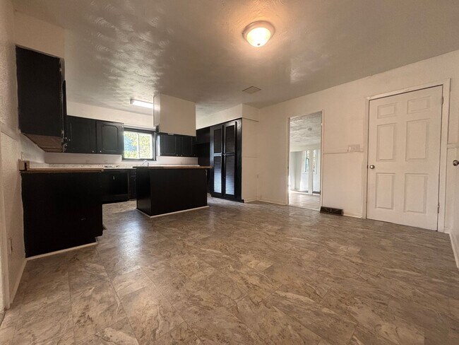 Building Photo - Beautifully Remodeled 4 Spacious bedroom w...