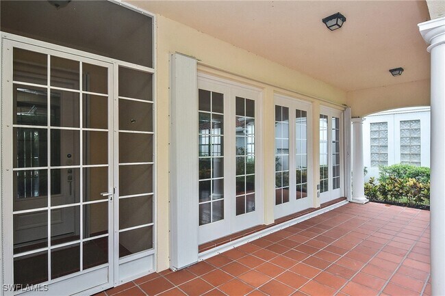 Foto del edificio - 4369 Queen Elizabeth Way