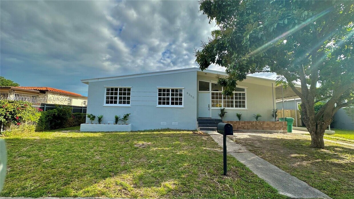 Foto principal - 8350 SW 32nd St