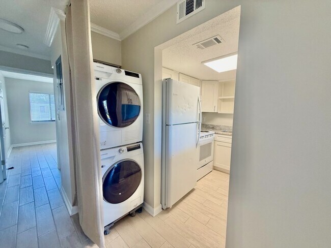 Foto del edificio - 308 Miracle Strip Pkwy SW