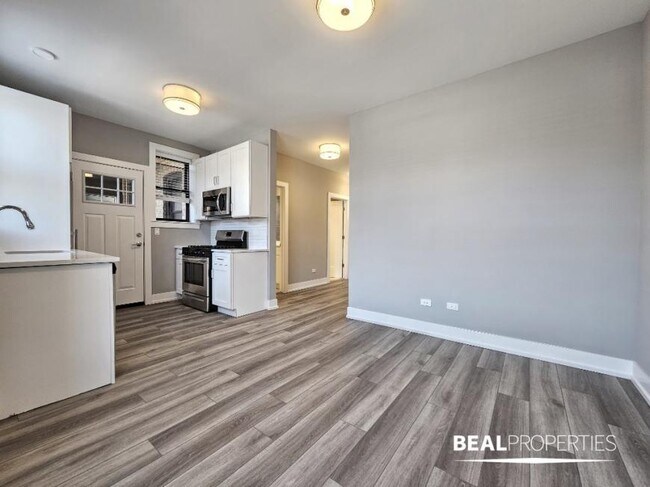 Building Photo - 2 bedroom in CHICAGO IL 60613