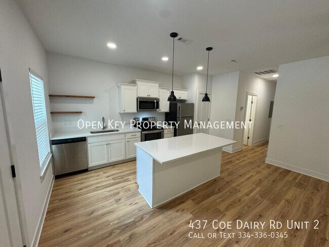 Building Photo - Cozy and Recently Renovated 2/1 Apartment ...