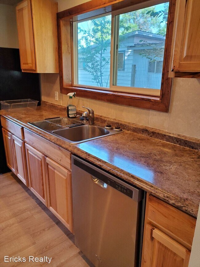 Building Photo - 3 br, 1 bath House - 130 S MAIN ST