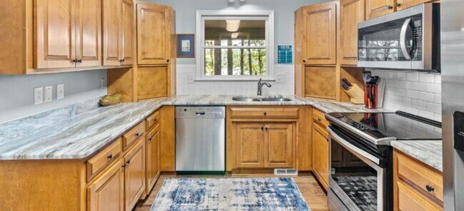 Foto del edificio - FUlly Furnished Waterfront Home 50' Dock Protected Inlet- 3BR/2BA Marina Community New Bern