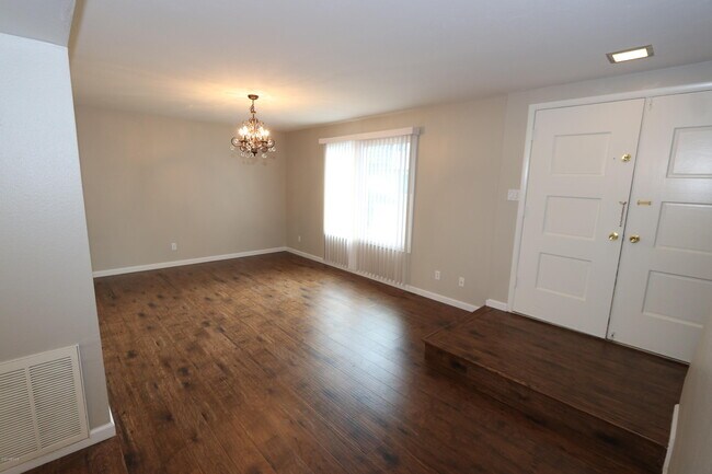 Building Photo - 1405 E Malibu Dr