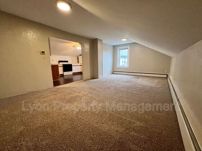 Foto del edificio - 30-39 Laurel Hill Ave