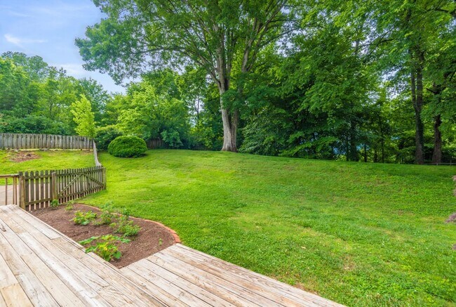 Foto del edificio - 4BR/ 3BA in West Hills + TWO 2-car garages, screened patio, fenced backyard