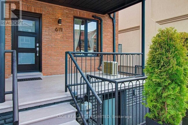 Building Photo - 671 Dufferin St