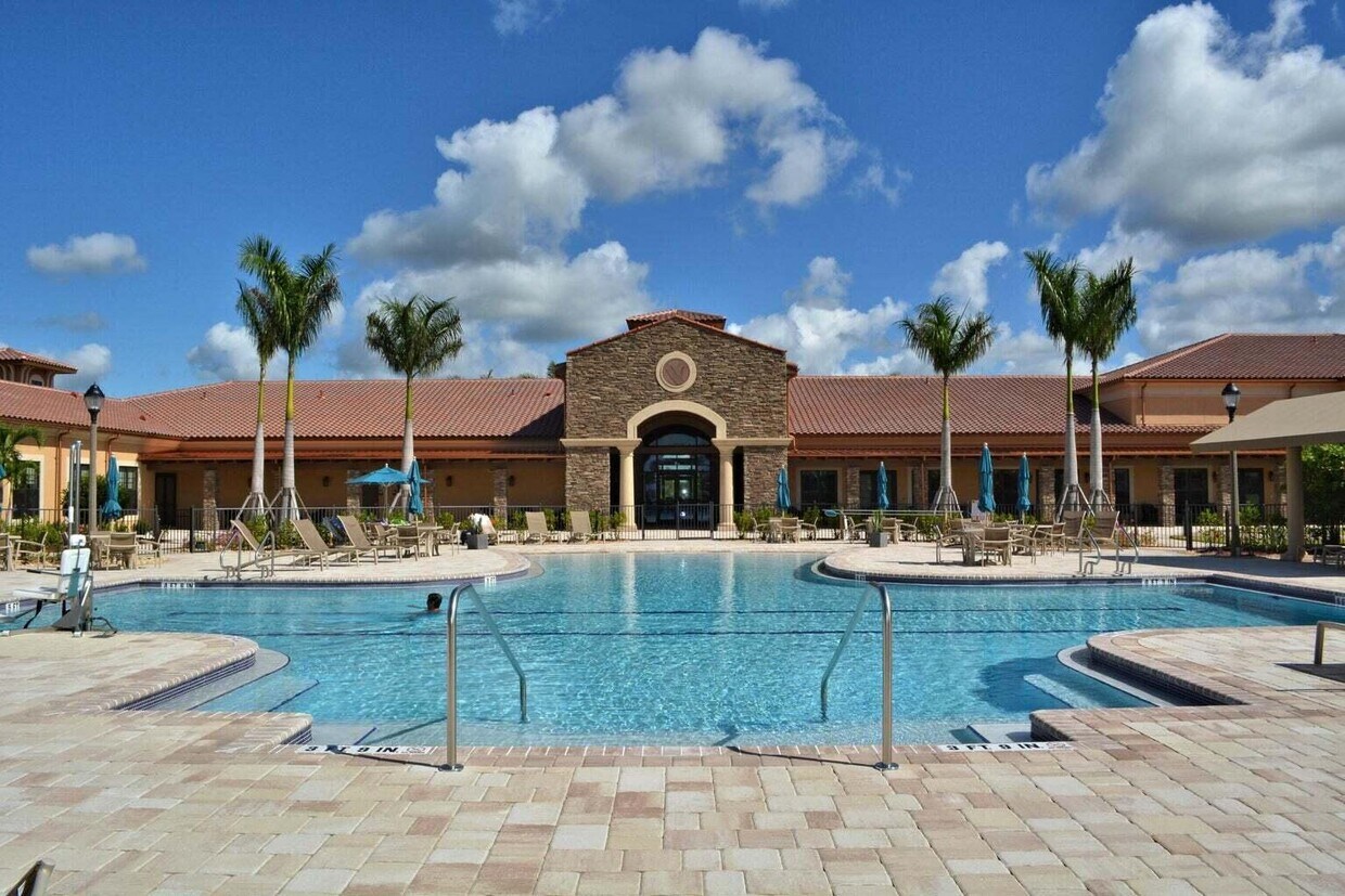 Foto principal - 9472 SW Royal Poinciana Dr