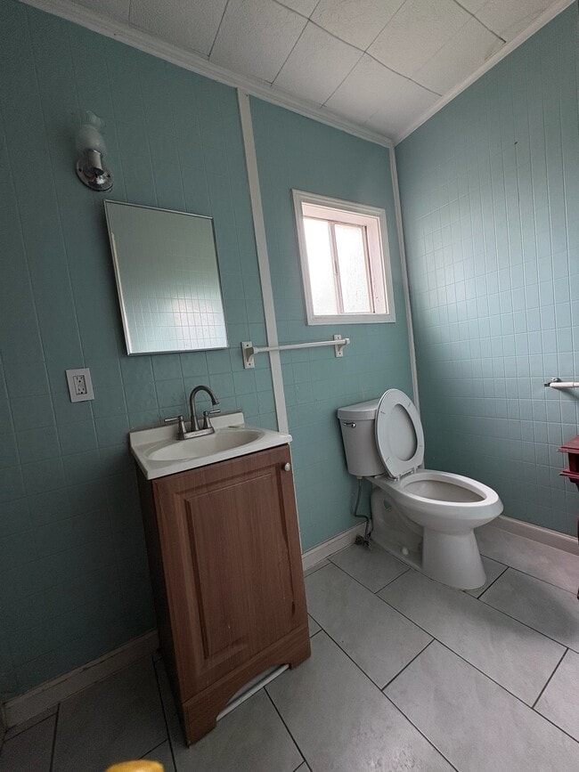 Lavatory - 134 Roberts St