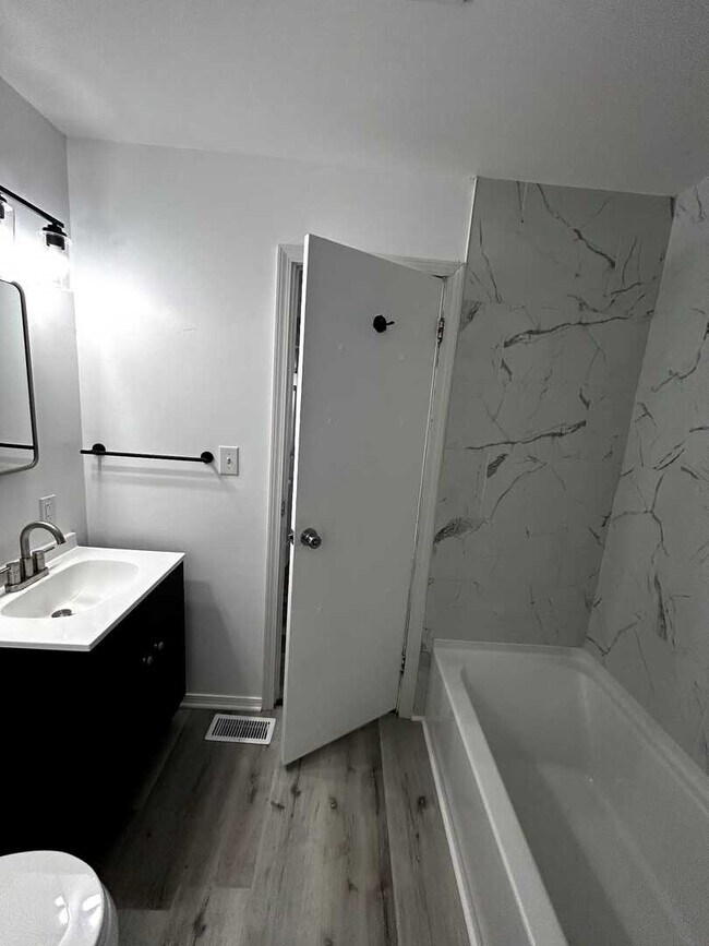 Foto del edificio - 344 Emery Ave