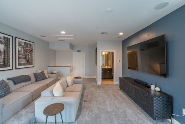 Building Photo - ** MIROMAR LAKES PORTO ROMANO 3 BEDROOMS P...
