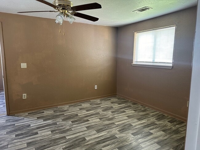 Foto del edificio - 310 S Avenue D