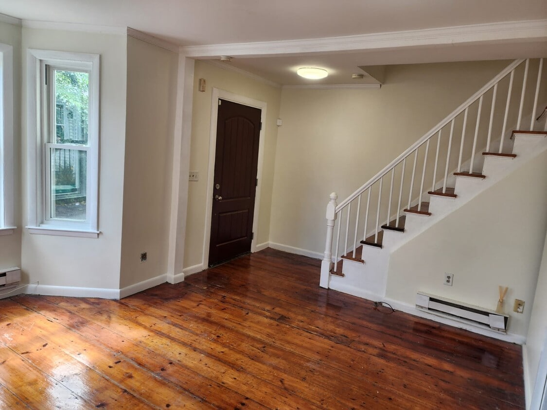 Primary Photo - 39 W L St