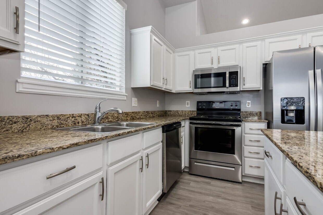 Foto principal - Gorgeous Four Bedroom Home, 2600 sq. ft., ...