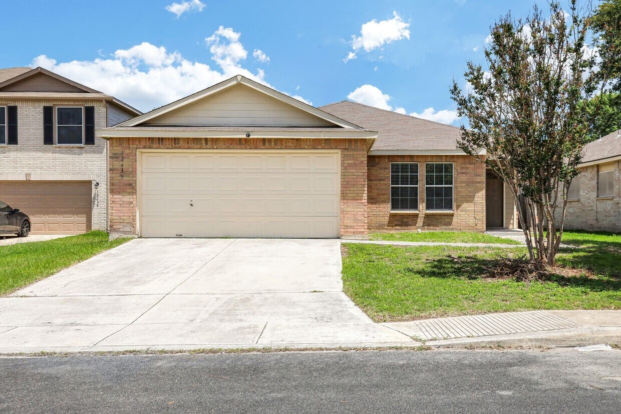 Foto principal - Spacious 4 Bed, 2 Bath Home with Open Conc...