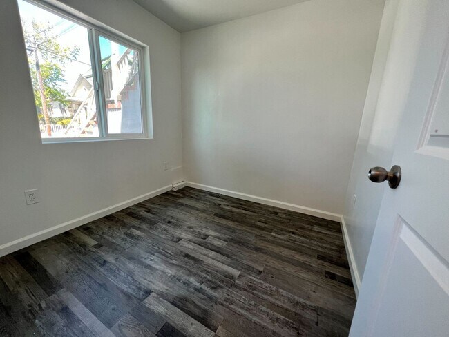 Building Photo - 489 Laurel Ave
