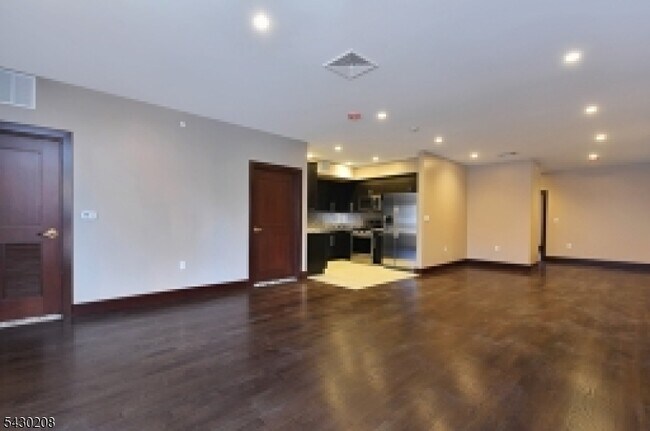 Foto del edificio - 8 Whitehall Rd