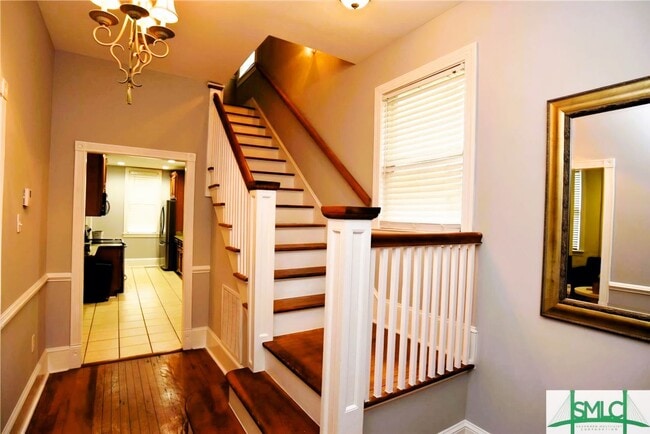 Building Photo - Spacious and fully furnished Victorian beauty
