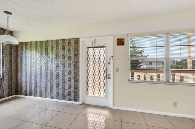 Building Photo - 116 Mansfield C