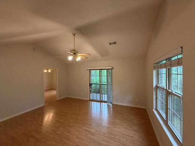 Foto del edificio - Modern, Low Maintenance Townhome in a Prime Fayetteville Location