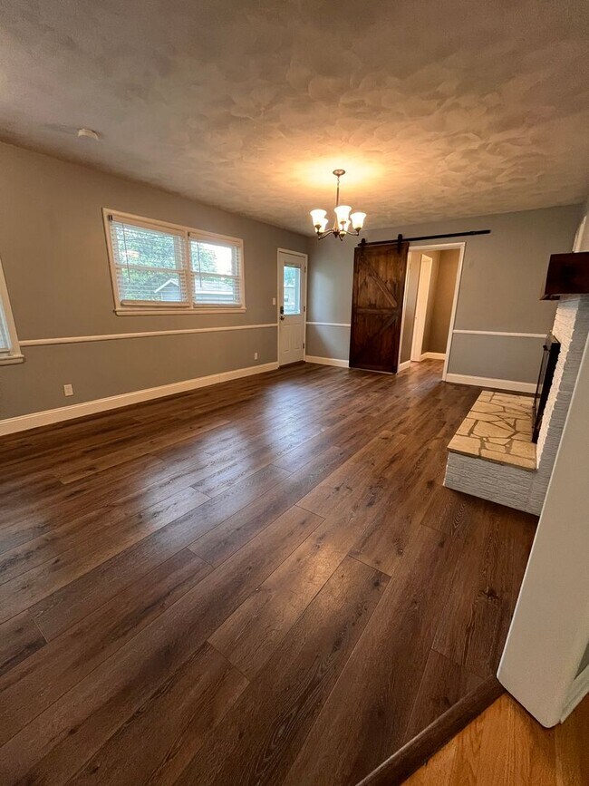 Building Photo - Upgraded 3 bed 2 bath large backyard