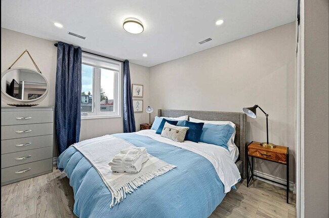 Photo du bâtiment - 557 St Clair Ave W