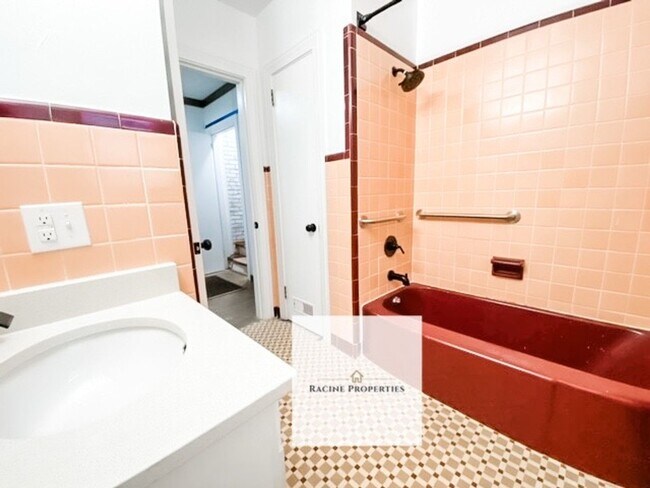 Foto del edificio - Two Story Home in Clinton!