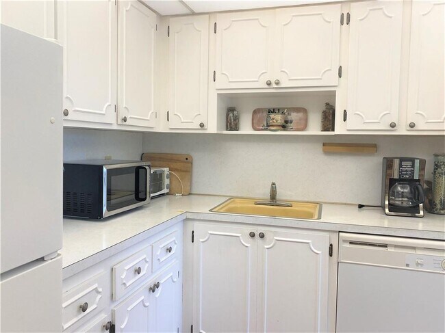 Building Photo - 2901 S Palm Aire Dr