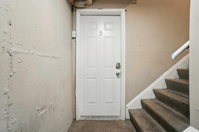 Building Photo - 39 Wuest St