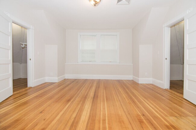 Building Photo - Gorgeous Bright, Sunny and HUGE New Renova...