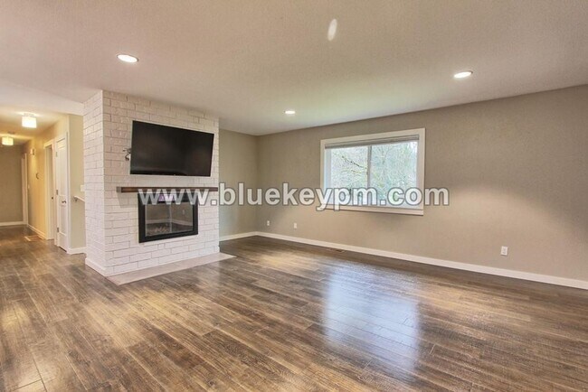 Foto del edificio - 4 Bed, 3 Bath  Split Level Home in Sherwood