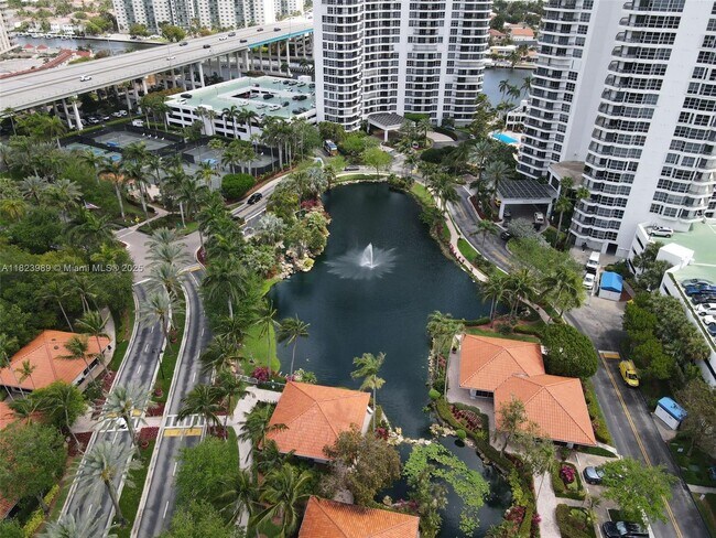 Foto del edificio - 3500 Mystic Pointe Dr