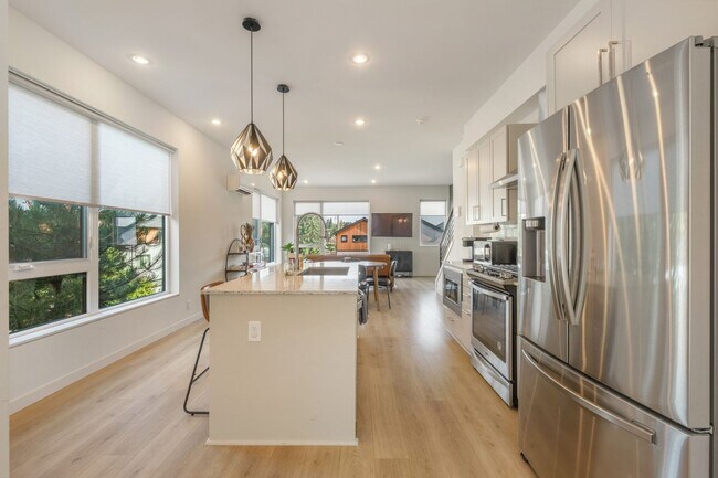 Foto del edificio - Modern Townhome | Walk to Train | ½ Month ...