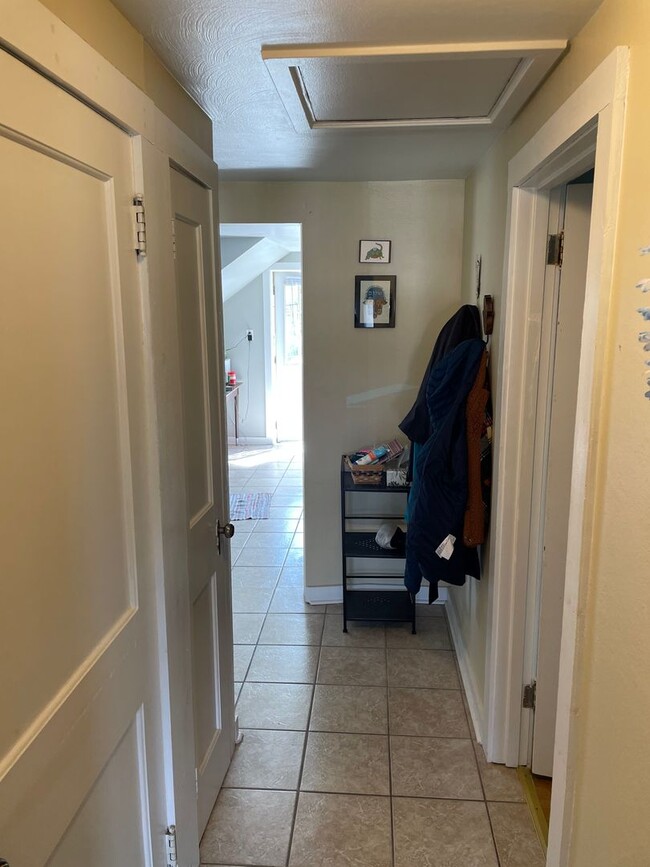 Building Photo - 1 Bed 1 Bath Upper Unit on the East Hill E...