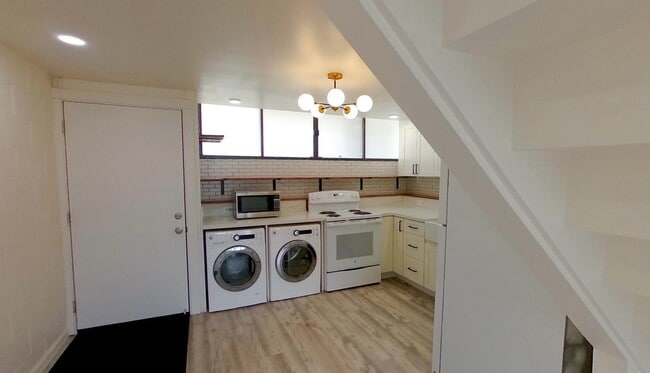 2 Bed/1 Bath/1 Parking - Washer & Dryer in Unit -Close to Downtown Hon. - Near Busline - 2 Bed/1 Bath/1 Parking - Washer & Dryer in Unit -Close to Downtown Hon. - Near Busline Apartment